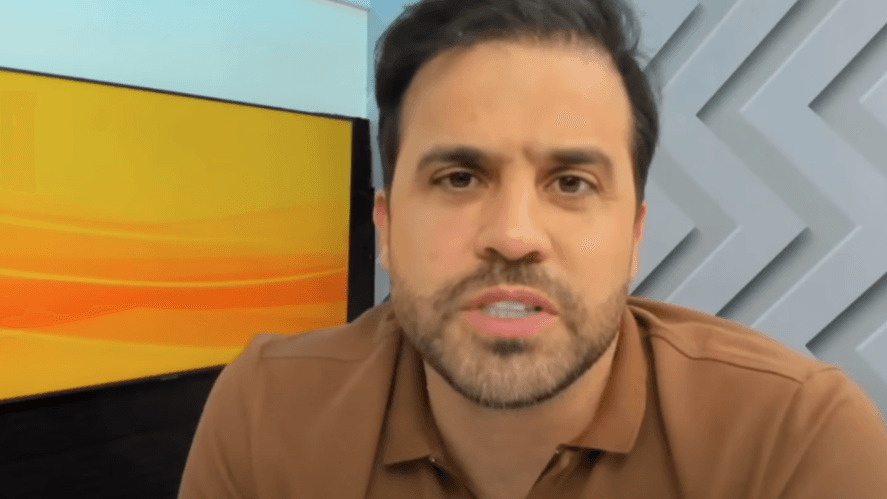 Pablo Marçal em entrevista de TV, vestindo camisa polo marrom