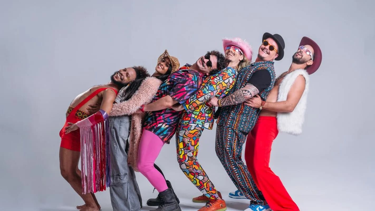 Grupo de integrantes de bloco de carnaval em pose animada e colorida