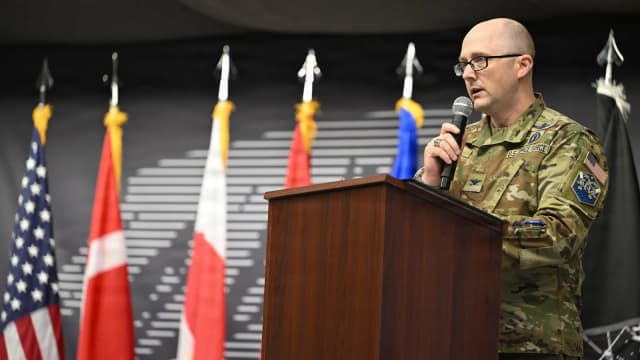 Militar americano fala em cerimônia na Pituffik Space Base, na Groenlândia, em imagem de arquivo