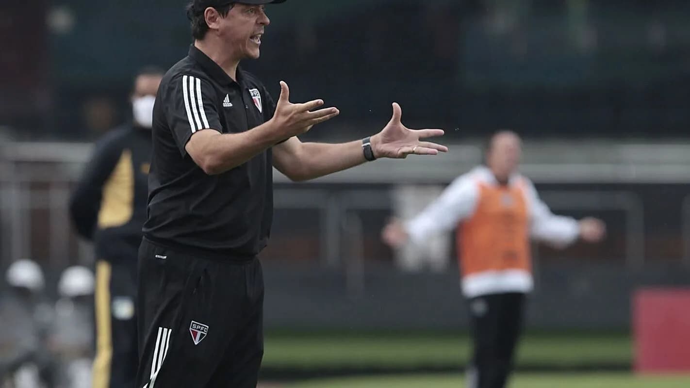 Treino do São Paulo no CT da Barra Funda, com comissão técnica orientando jogadores (foto de arquivo)
