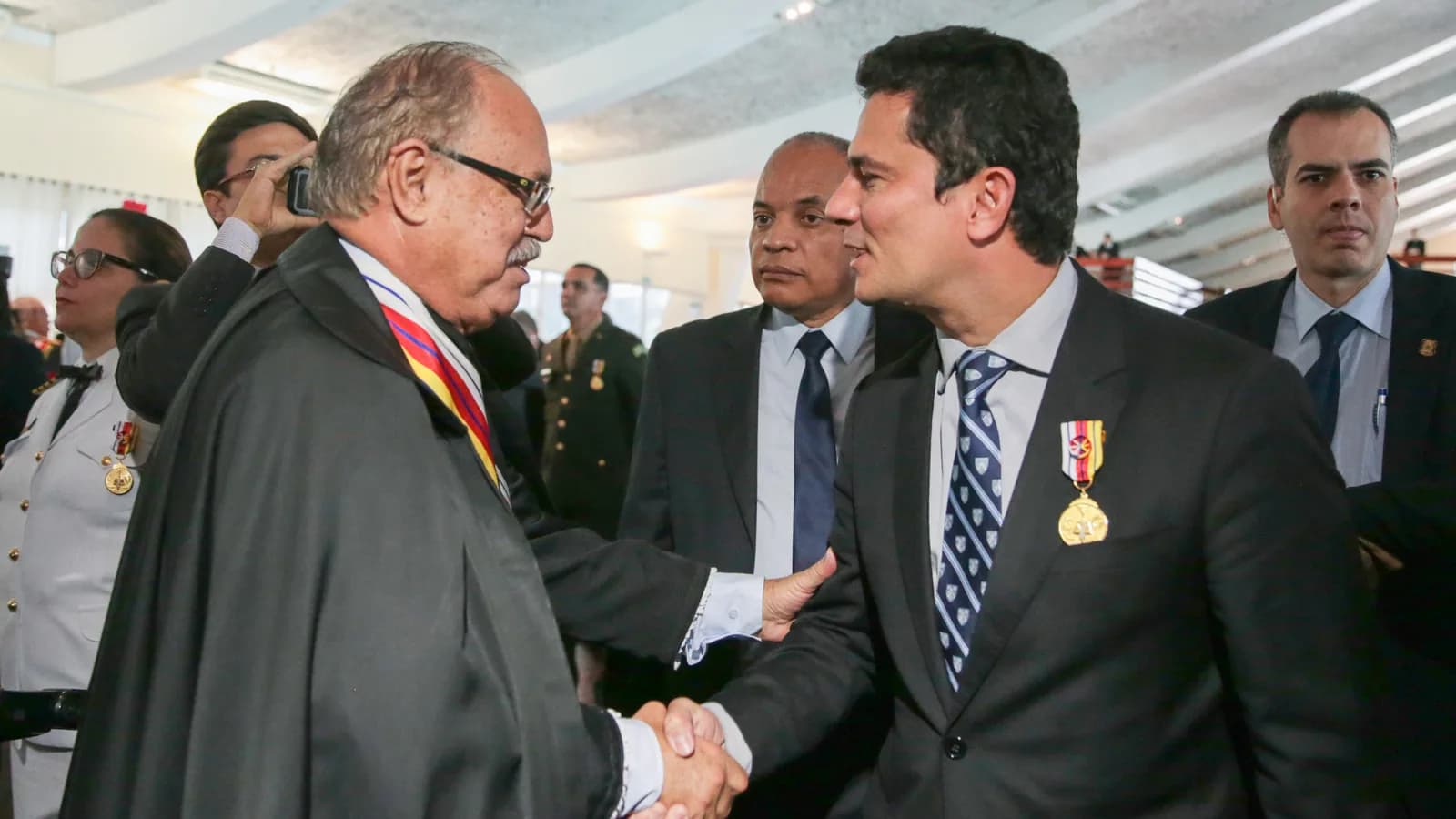 Sérgio Moro cumprimenta autoridade durante cerimônia da Medalha Honra ao Mérito