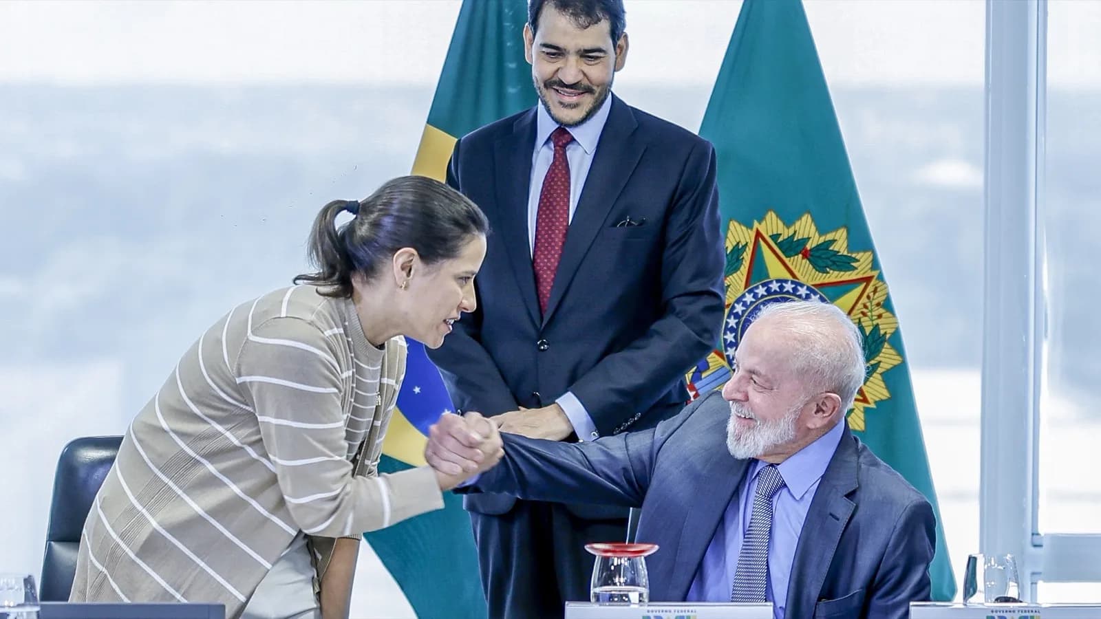 O advogado-geral da União, Jorge Messias, em pé ao lado do presidente Lula durante reunião no Planalto