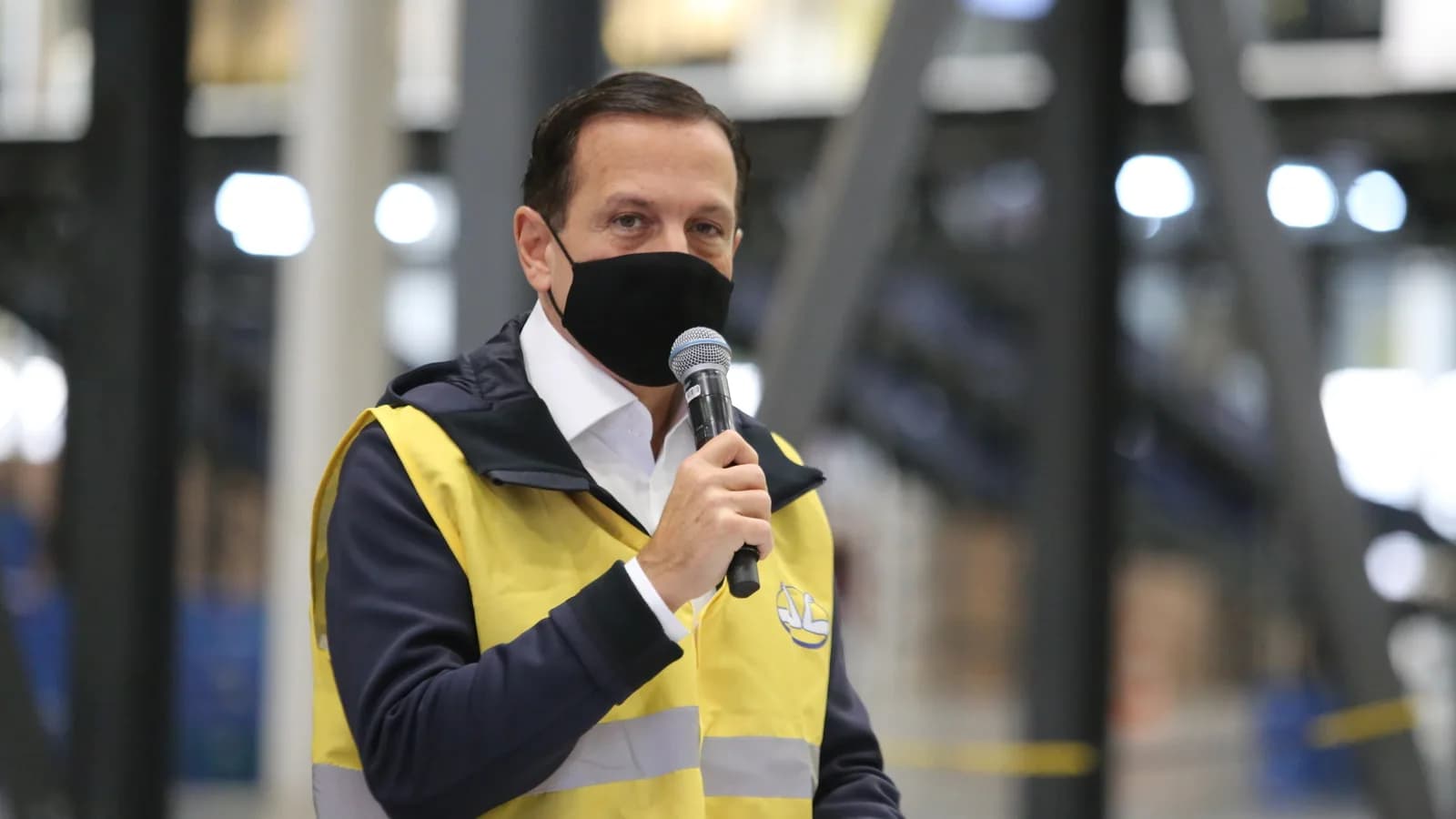 Representante do Mercado Livre fala durante evento em centro logístico