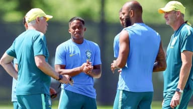 Carlo Ancelotti conversa com jogadores da Seleção Brasileira durante treino
