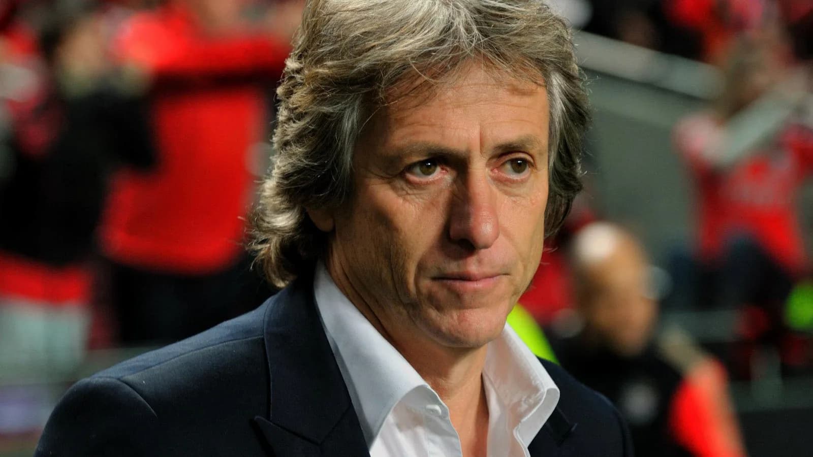 Jorge Jesus observa jogo à beira do campo