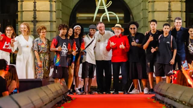 Lula cumprimenta apoiadores em evento de campanha em Belo Horizonte
