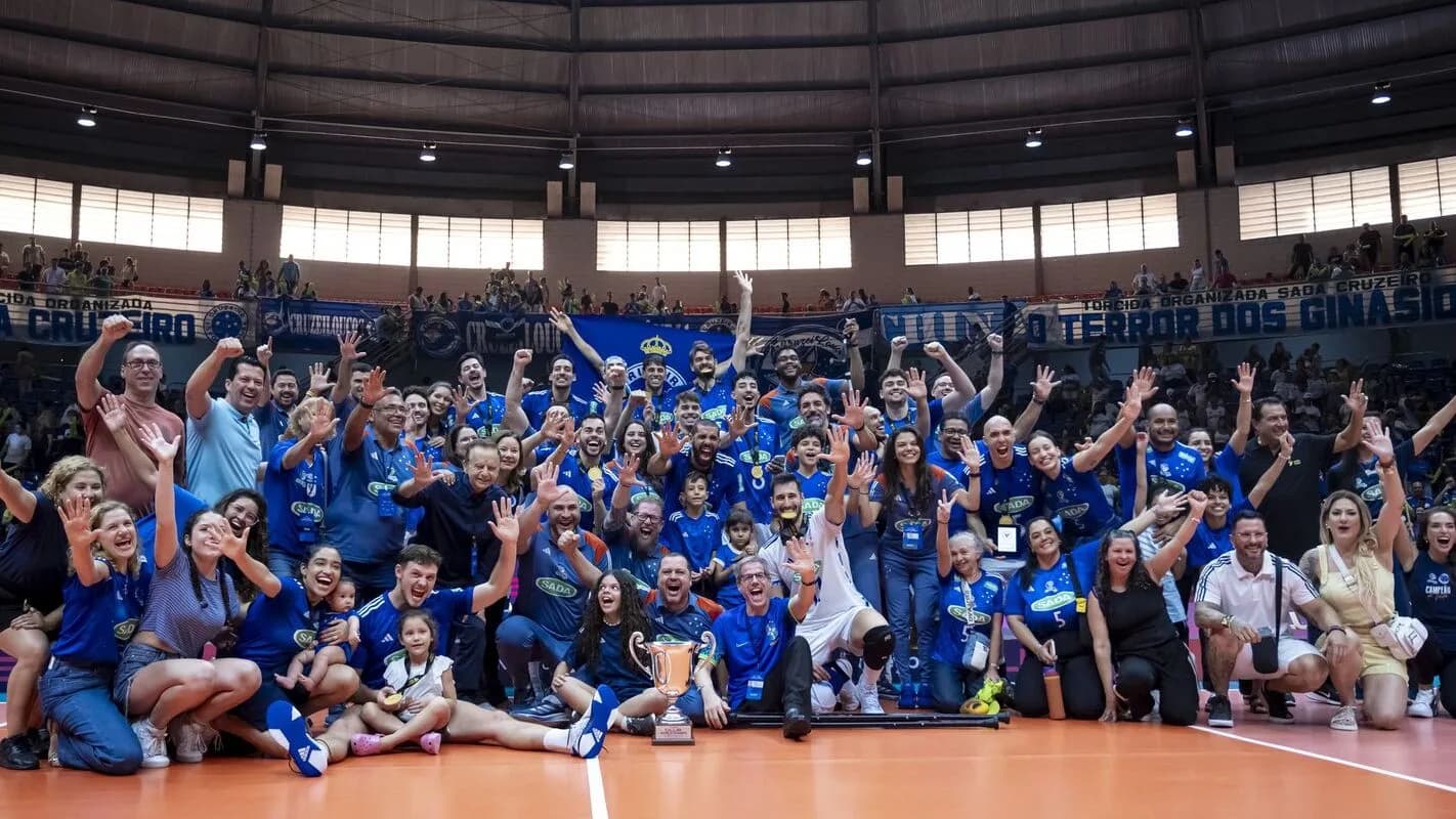 Jogadores do Sada Cruzeiro comemoram título com a torcida organizada no ginásio
