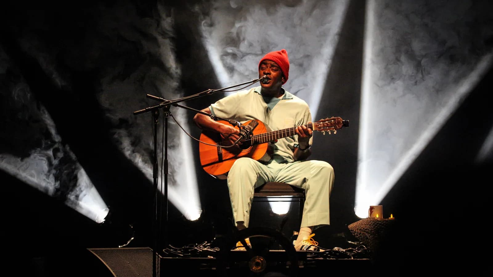 Seu Jorge se apresenta ao violão em show da turnê Life Aquatic (foto de arquivo, 2017); o cantor abre o Festival Gastronômico de Taquaruçu (TO)