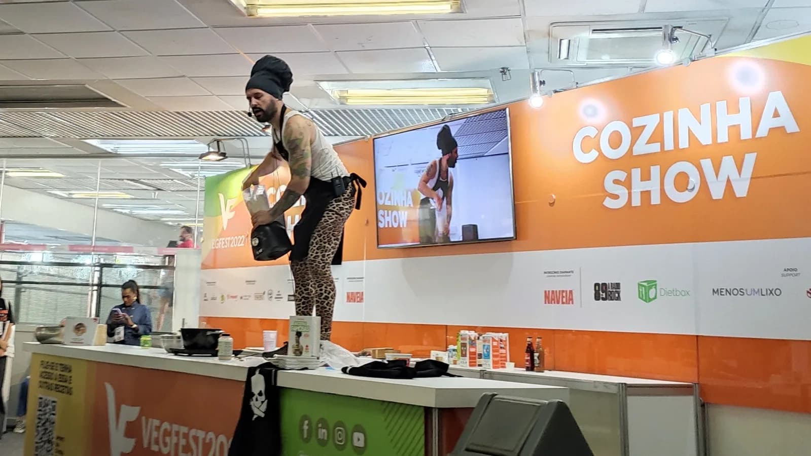 Chef durante apresentação de Cozinha Show em feira de gastronomia (imagem de arquivo)