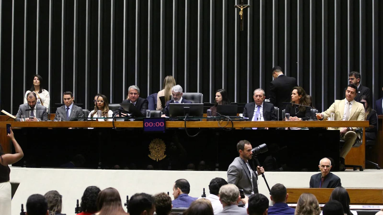 Plenário da Câmara dos Deputados em sessão, com parlamentares nas bancadas