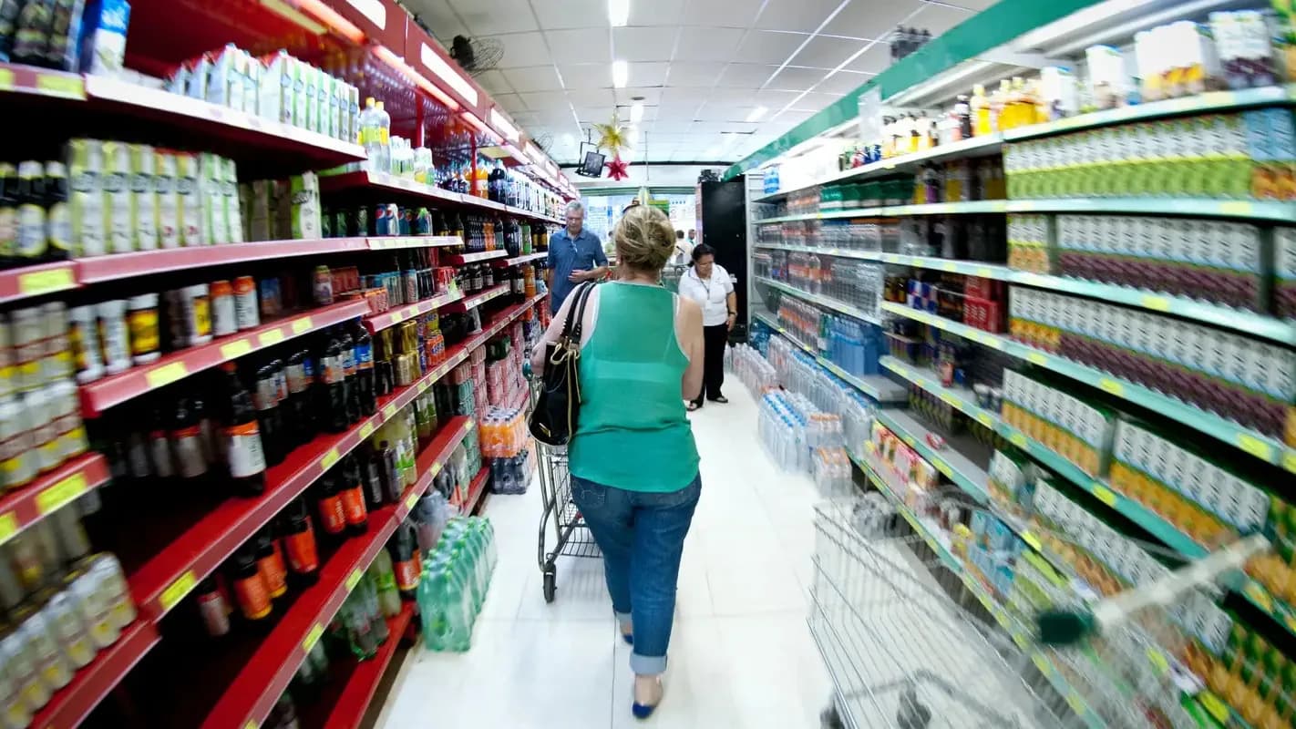 Consumidores percorrem corredor de supermercado em foto de arquivo da EBC.