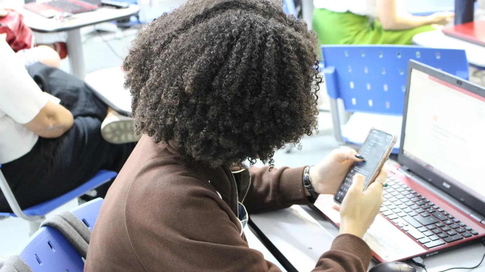 Pessoa utiliza laptop em encontro sobre inteligência artificial