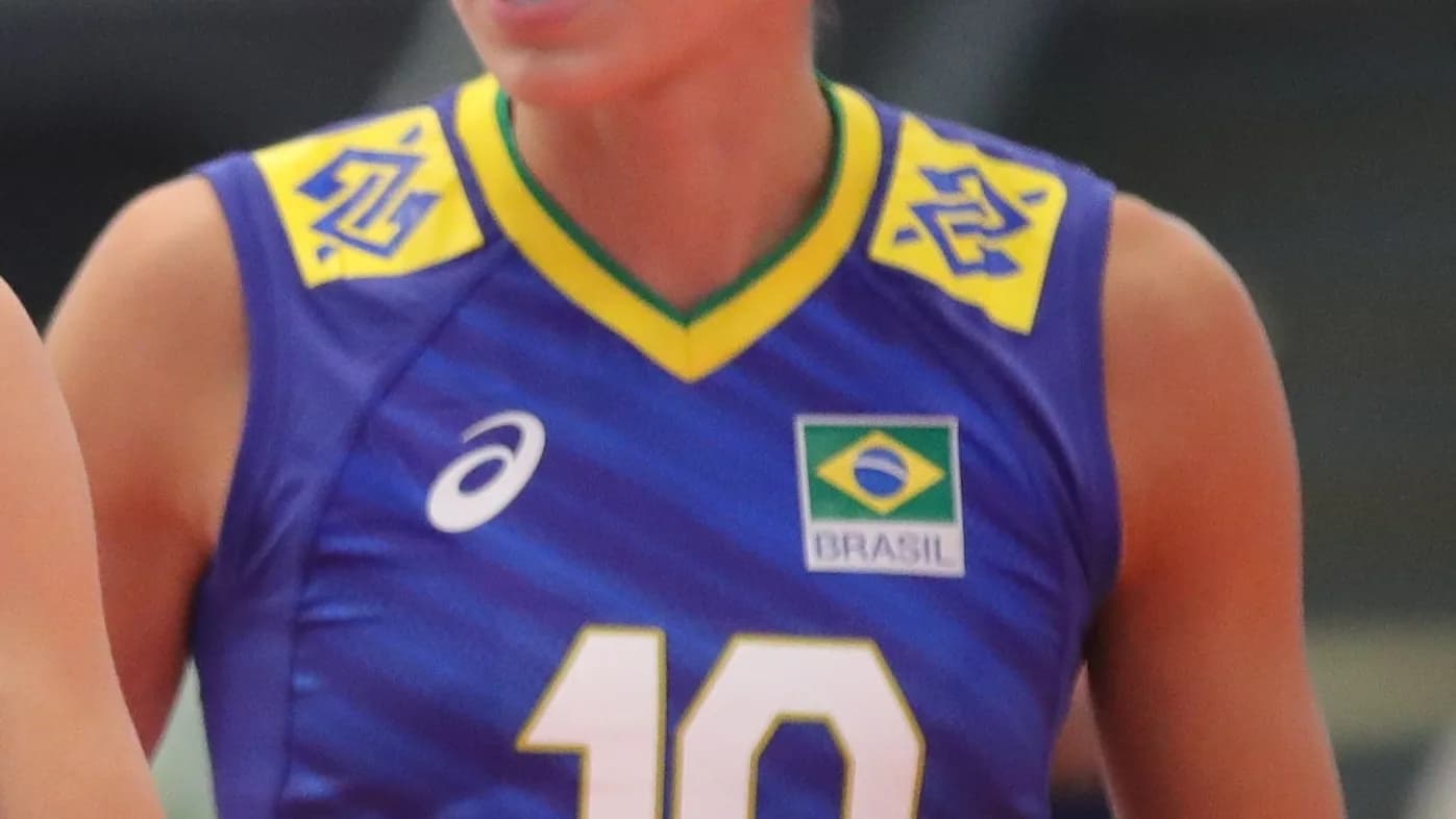 Gabi Guimarães em quadra durante jogo da seleção brasileira de vôlei