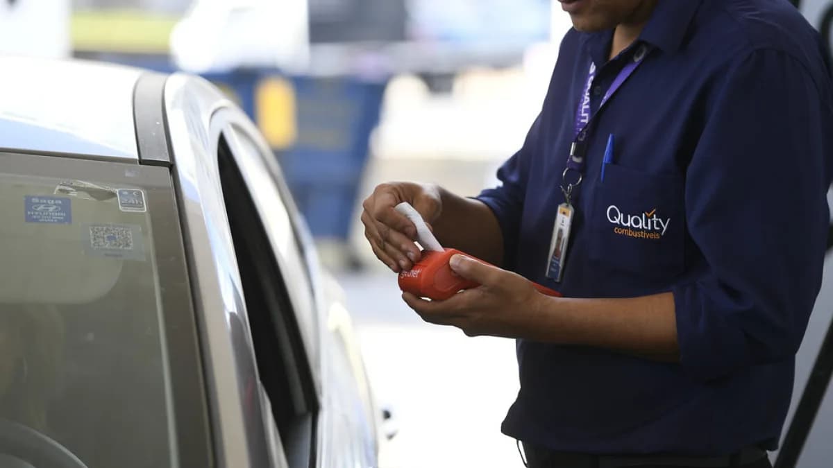 Frentista atende cliente em posto de combustível em Brasília, foto de arquivo