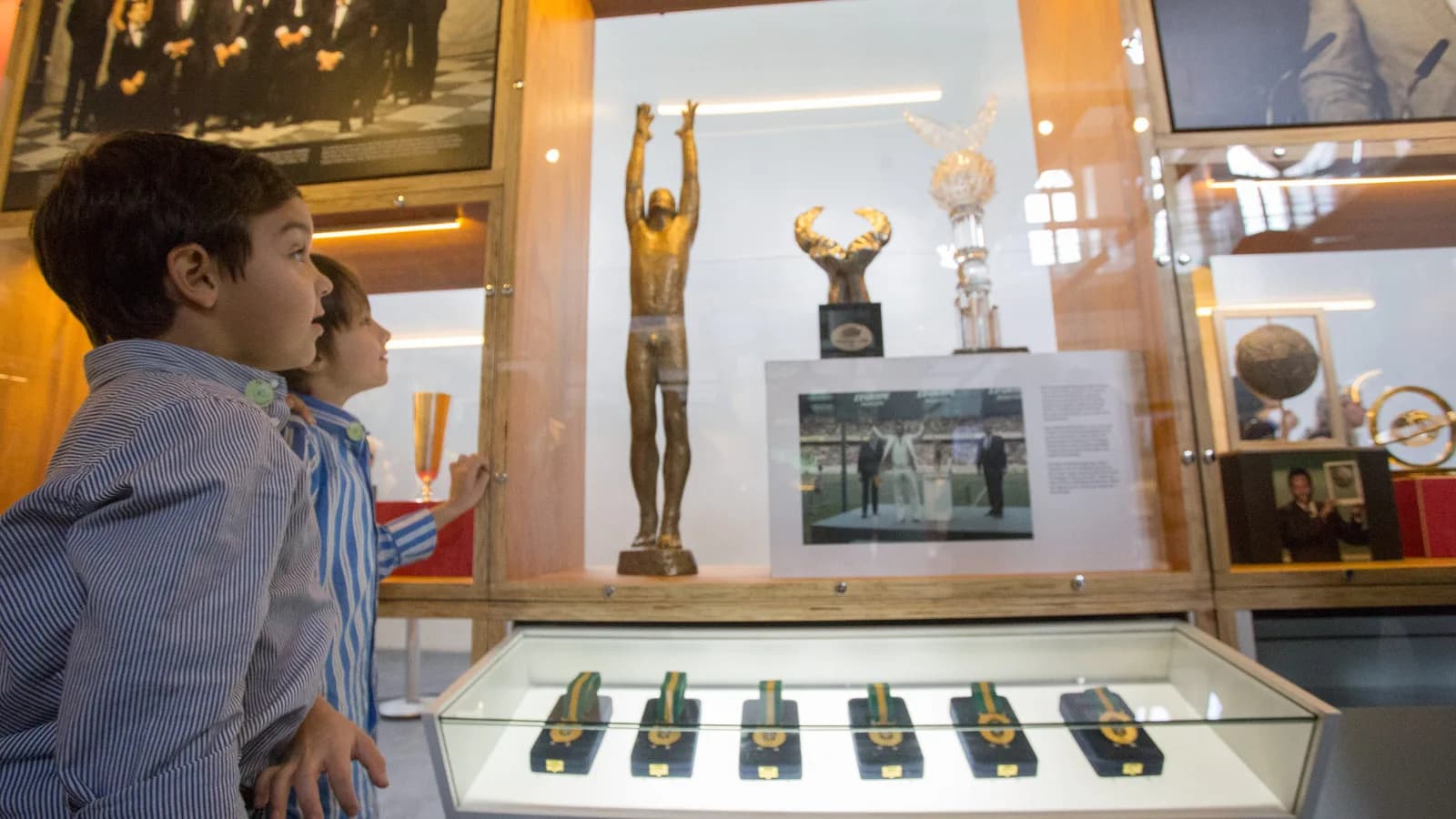 Visitantes observam troféus e fotos no acervo do Museu Pelé, em Santos