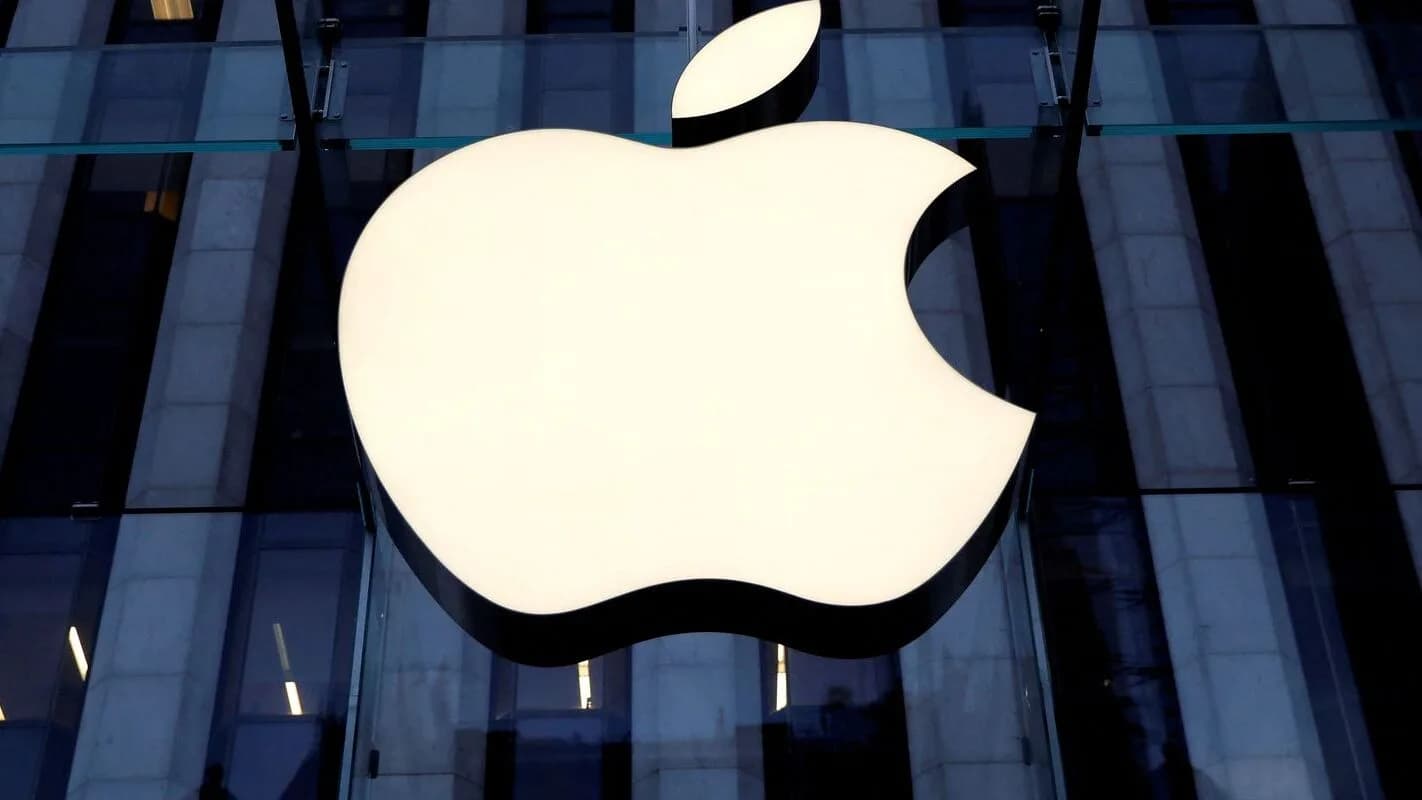Logo da Apple na fachada de uma loja da marca