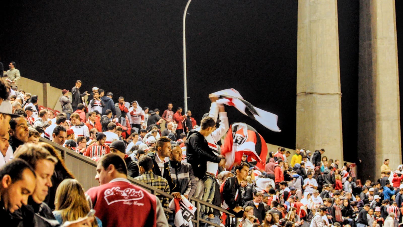 Torcida do São Paulo no Estádio do Morumbi durante jogo à noite (foto de arquivo, 2015)