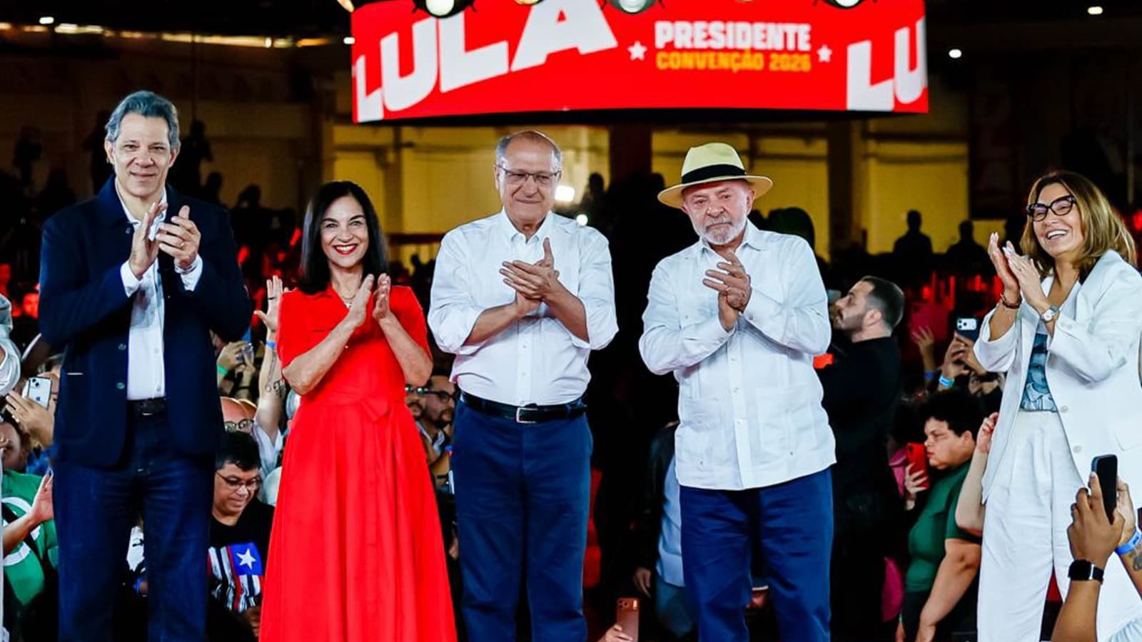 Fernando Haddad ao lado de Geraldo Alckmin e do presidente Lula durante evento de campanha do PT em São Paulo (foto de arquivo)
