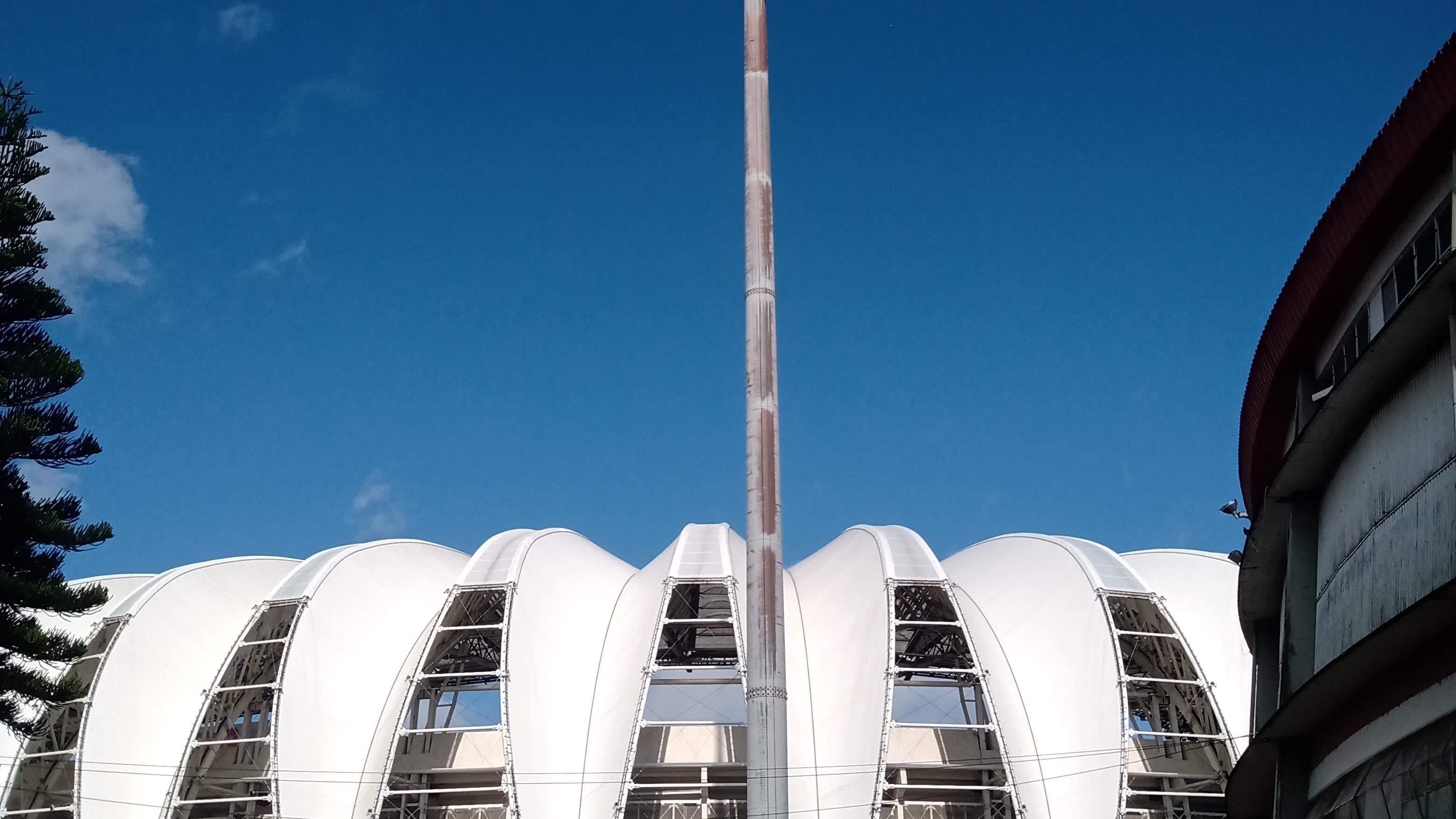 Fachada do Estádio Beira-Rio, em Porto Alegre, sob céu azul (foto do local, fora de dia de jogo)