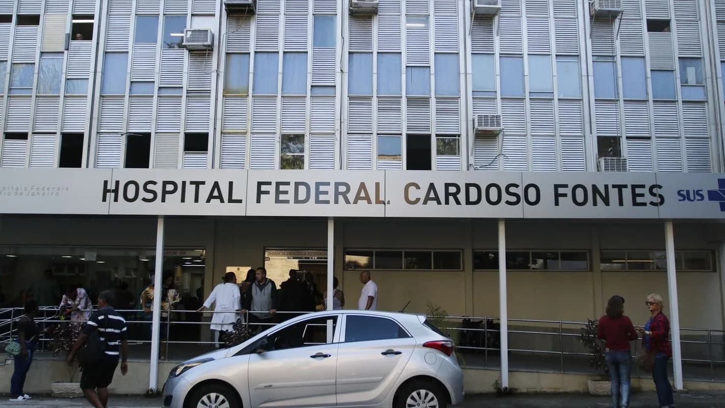 Fachada do Hospital Federal Cardoso Fontes, unidade do SUS no Rio de Janeiro, com pacientes e profissional de saúde na entrada (foto de arquivo, ilustrativa)