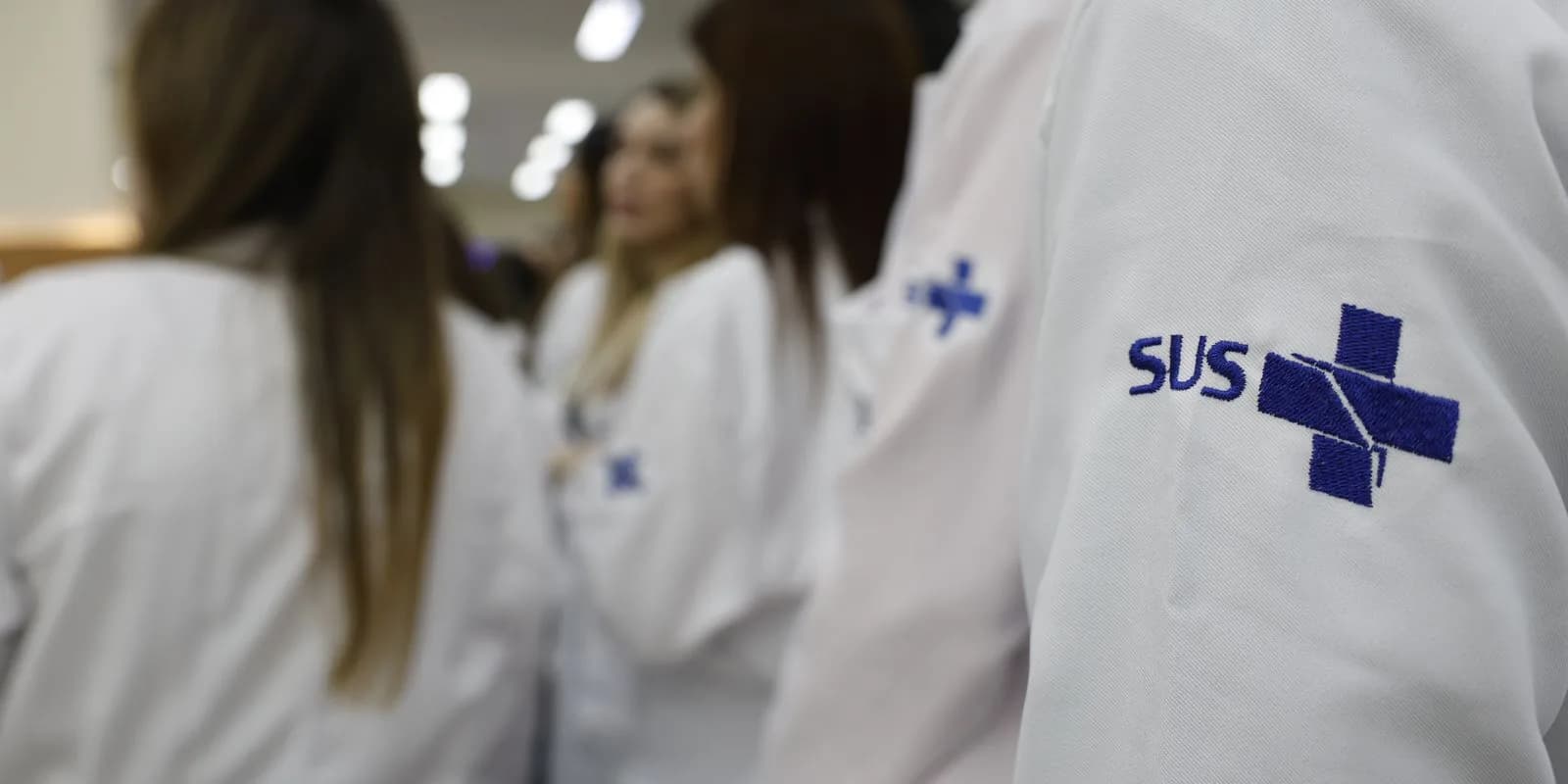 Profissionais de saúde do SUS em corredor de hospital (foto de arquivo, ilustrativa)
