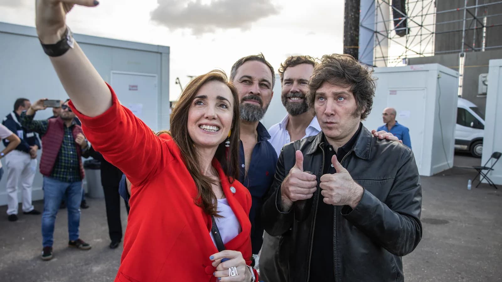 Javier Milei sorri ao lado de apoiadores em evento na Espanha