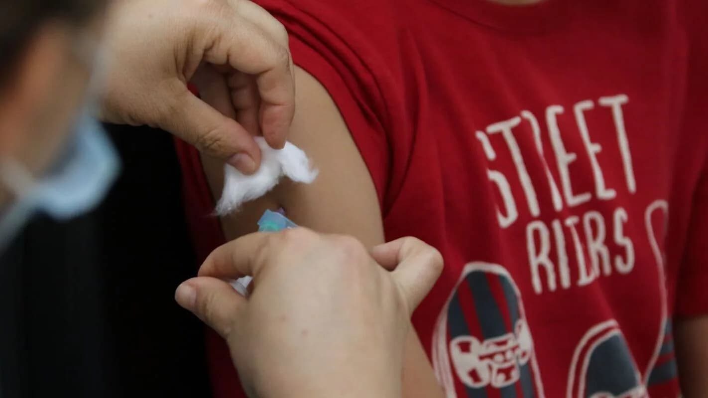 Criança recebe dose de vacina no braço