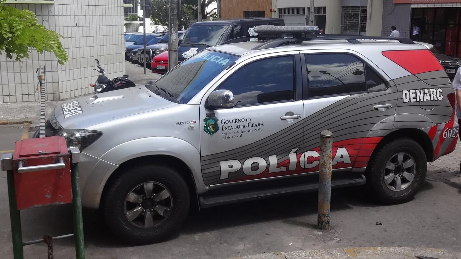 Viatura da Polícia Civil do Ceará estacionada em área urbana, usada como foto de arquivo.