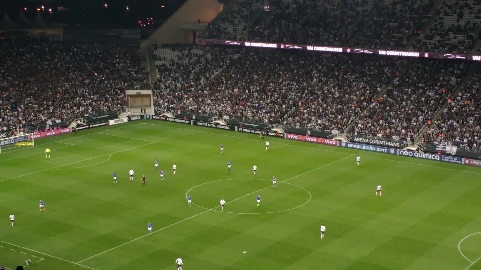 Jogadores em campo durante partida do Campeonato Brasileiro na Arena Corinthians