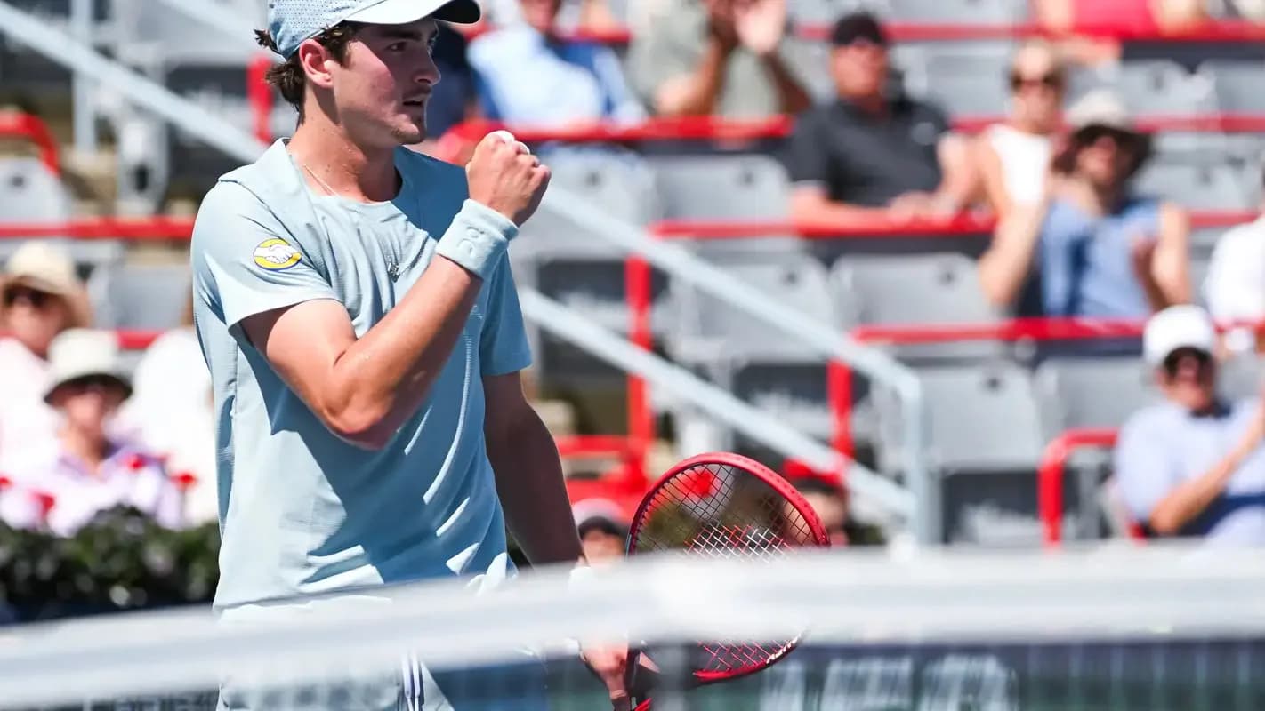 João Fonseca comemora ponto durante partida do Masters 1000 de Montreal, em agosto de 2026