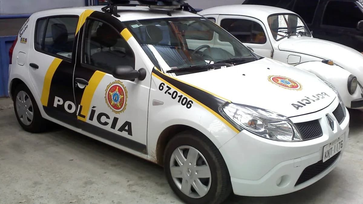 Viatura da Polícia Civil do Rio de Janeiro estacionada, com identificação visual da corporação
