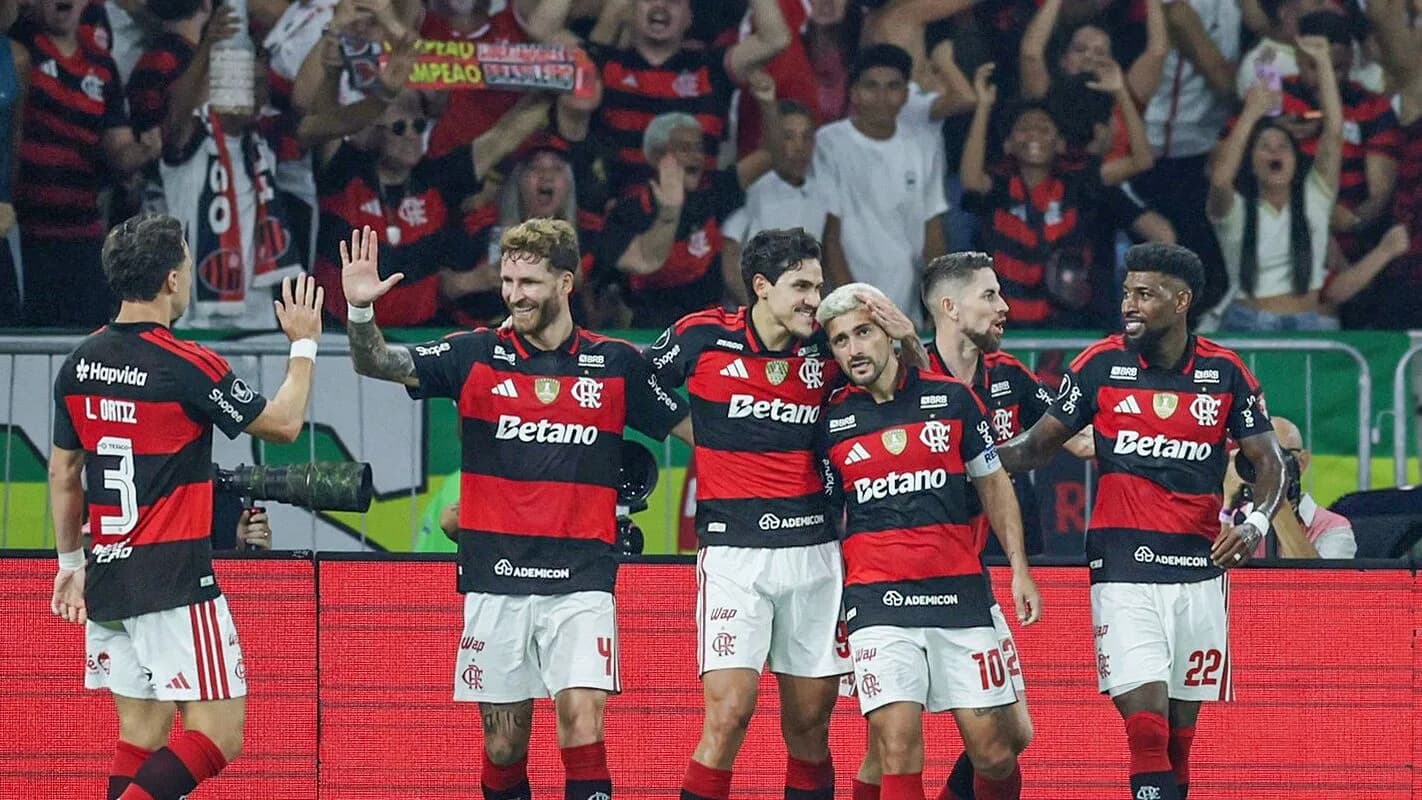 Jogadores do Flamengo comemoram gol na Libertadores 2026 com a torcida ao fundo