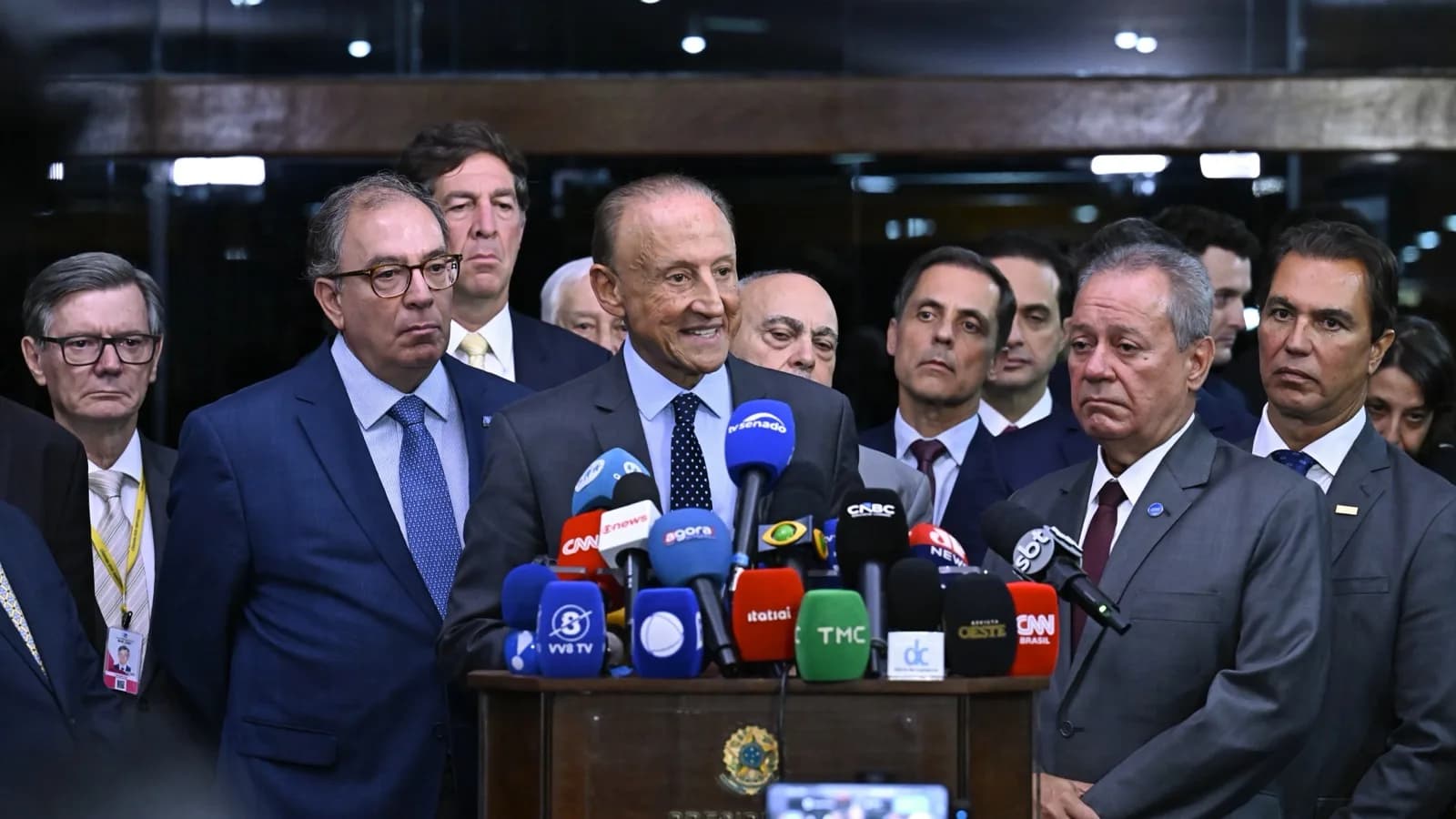 Presidente da CNI, Ricardo Alban, cercado por outros dirigentes empresariais, fala a jornalistas em coletiva de imprensa no Senado