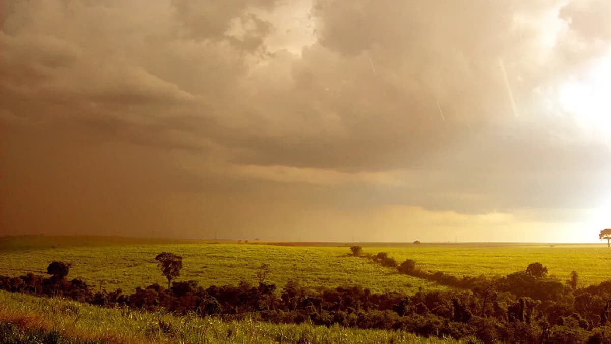 Céu carregado de tempestade sobre área rural