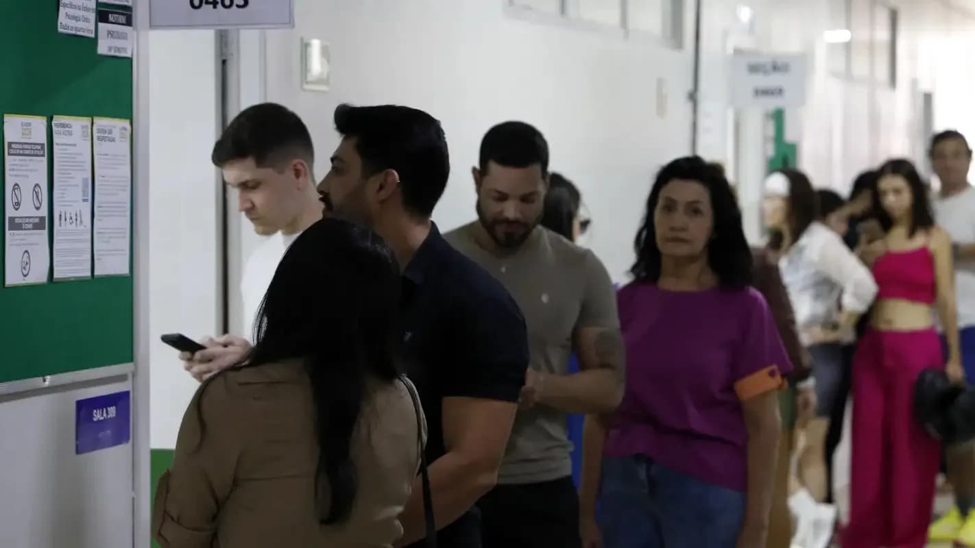 Eleitores em fila para votar durante as eleições de 2026