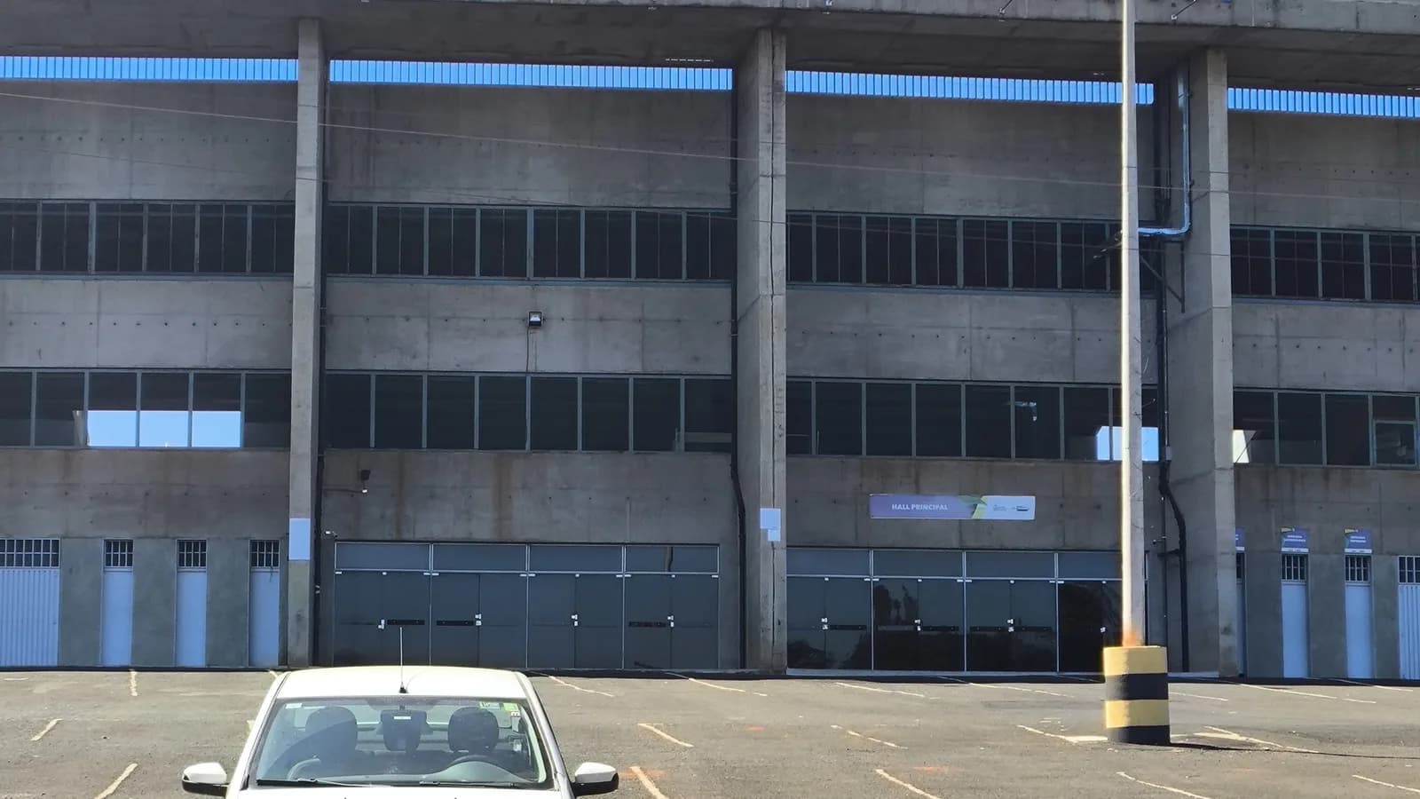 Fachada do Estádio Municipal Parque do Sabiá, em Uberlândia