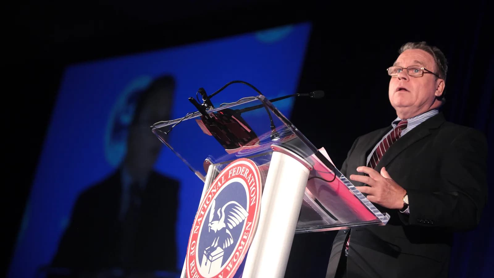 O deputado americano Chris Smith discursa em um púlpito durante evento do Partido Republicano