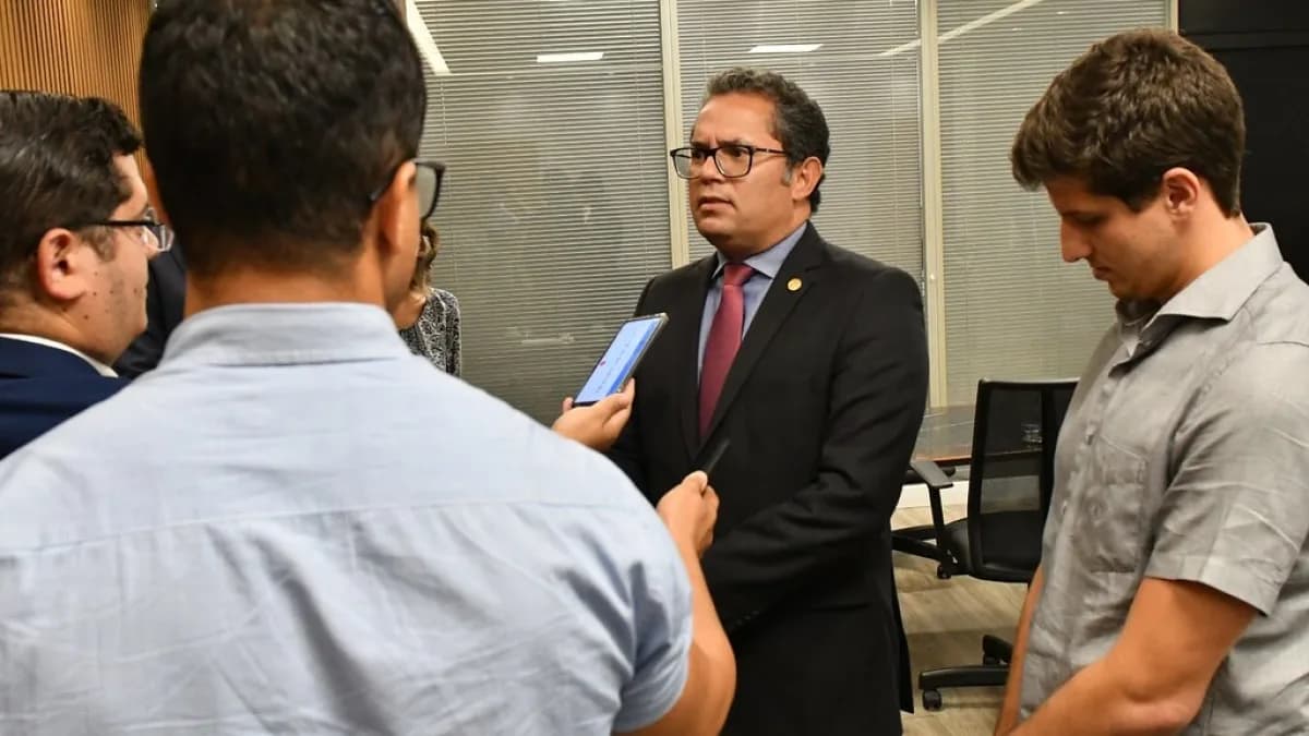João Campos conversa com assessores durante reunião