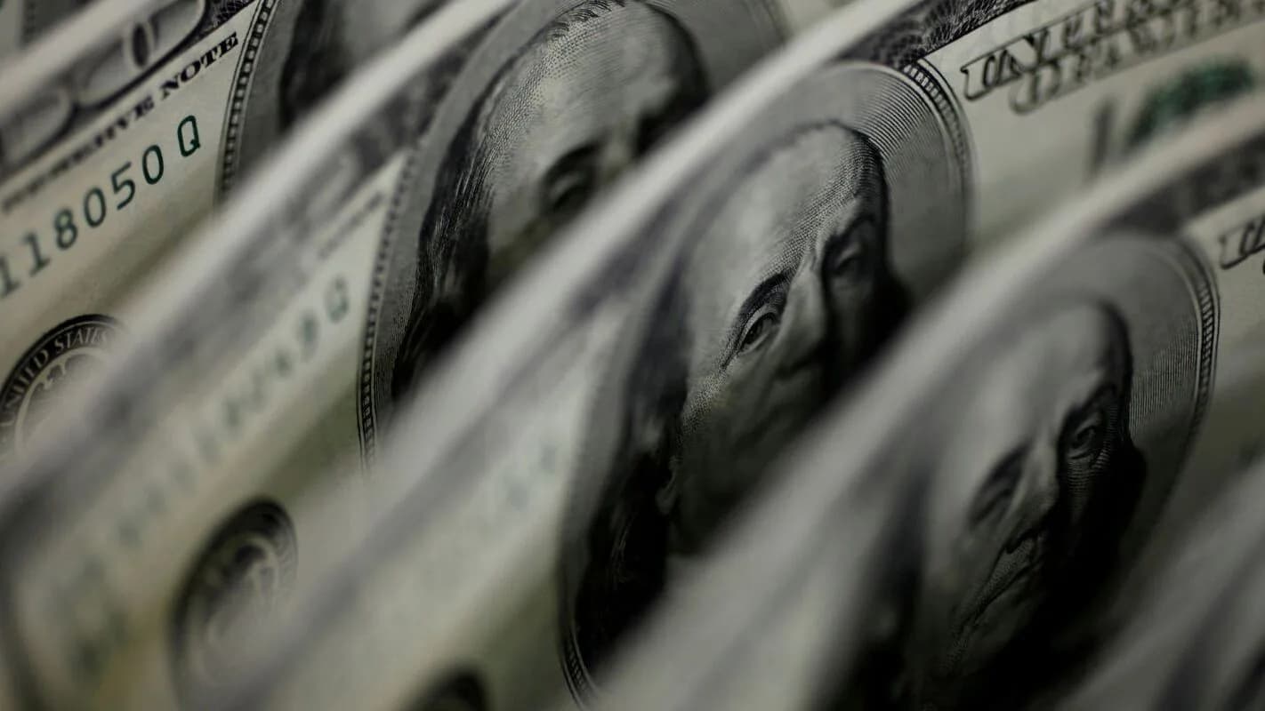 Notas de cem dólares americanos dispostas em leque