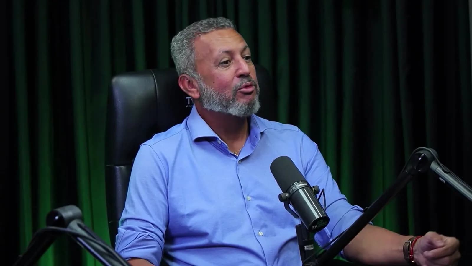 Ricardo Pereira fala sobre empreendedorismo feminino durante entrevista no estúdio da TV Sim Brasil