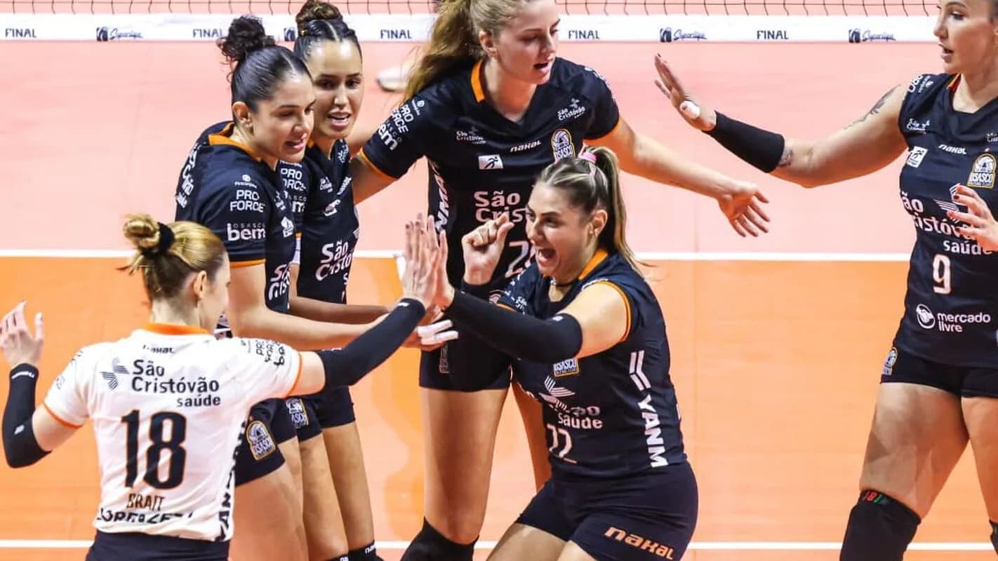Jogadoras do Osasco comemoram ponto em quadra de vôlei