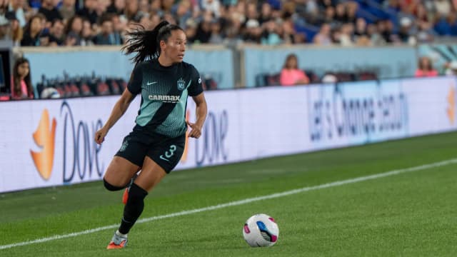 Bruninha corre com a bola durante partida pelo Gotham FC