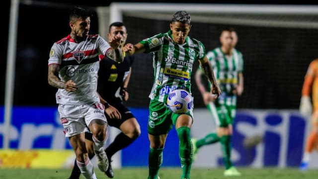 Jogadores do São Paulo em campo durante partida do Brasileirão