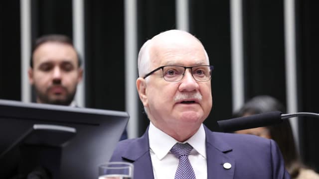 O ministro Edson Fachin, presidente do STF, discursa em cerimônia na Câmara dos Deputados