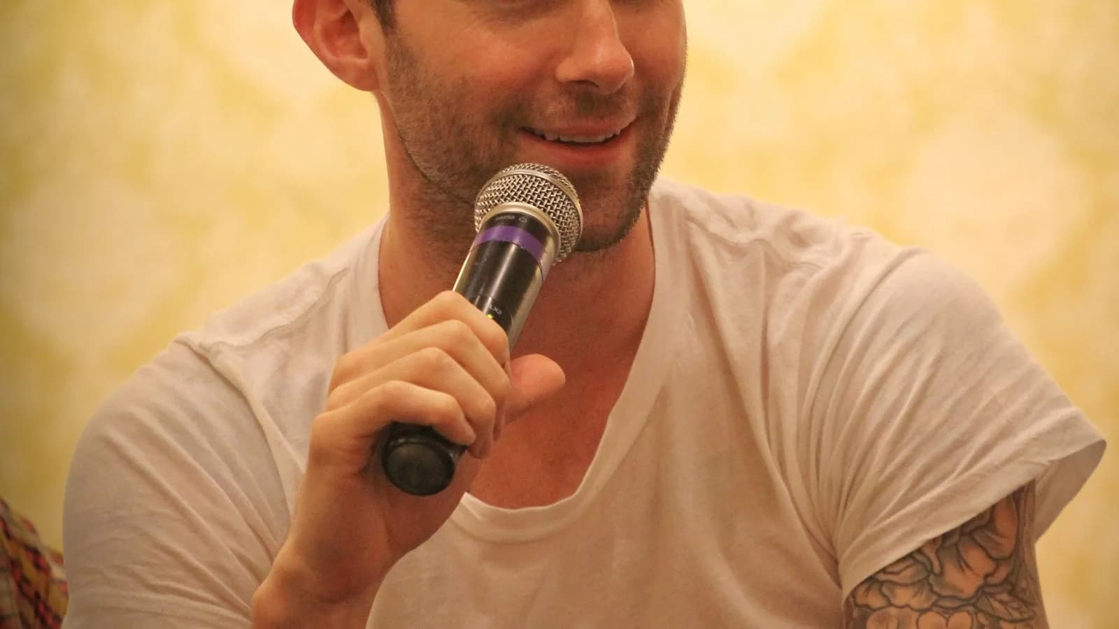 Adam Levine, vocalista do Maroon 5, canta ao microfone durante show (foto de arquivo)