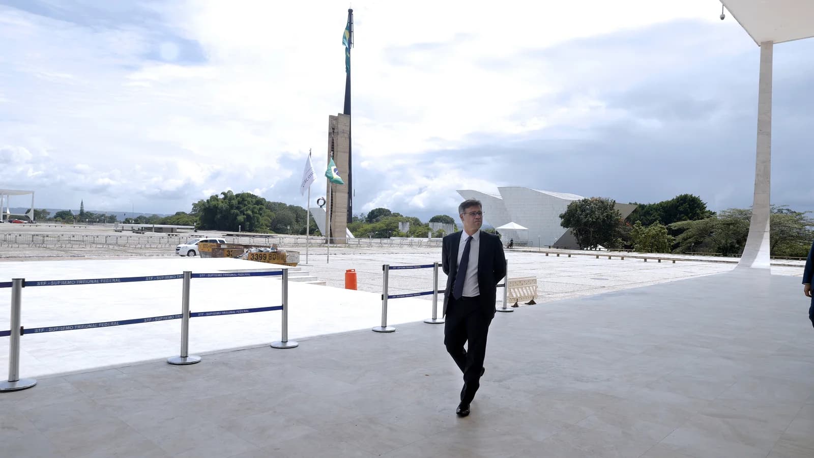 Ministro André Mendonça caminha em direção à sede do Supremo Tribunal Federal, em Brasília