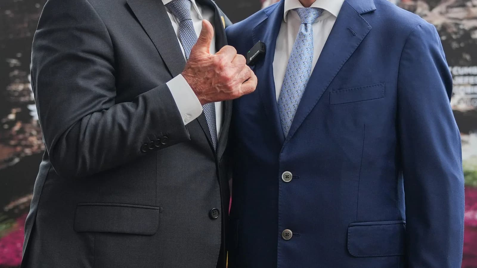 Lula sorri e faz sinal de positivo ao lado do presidente da Colômbia em evento internacional