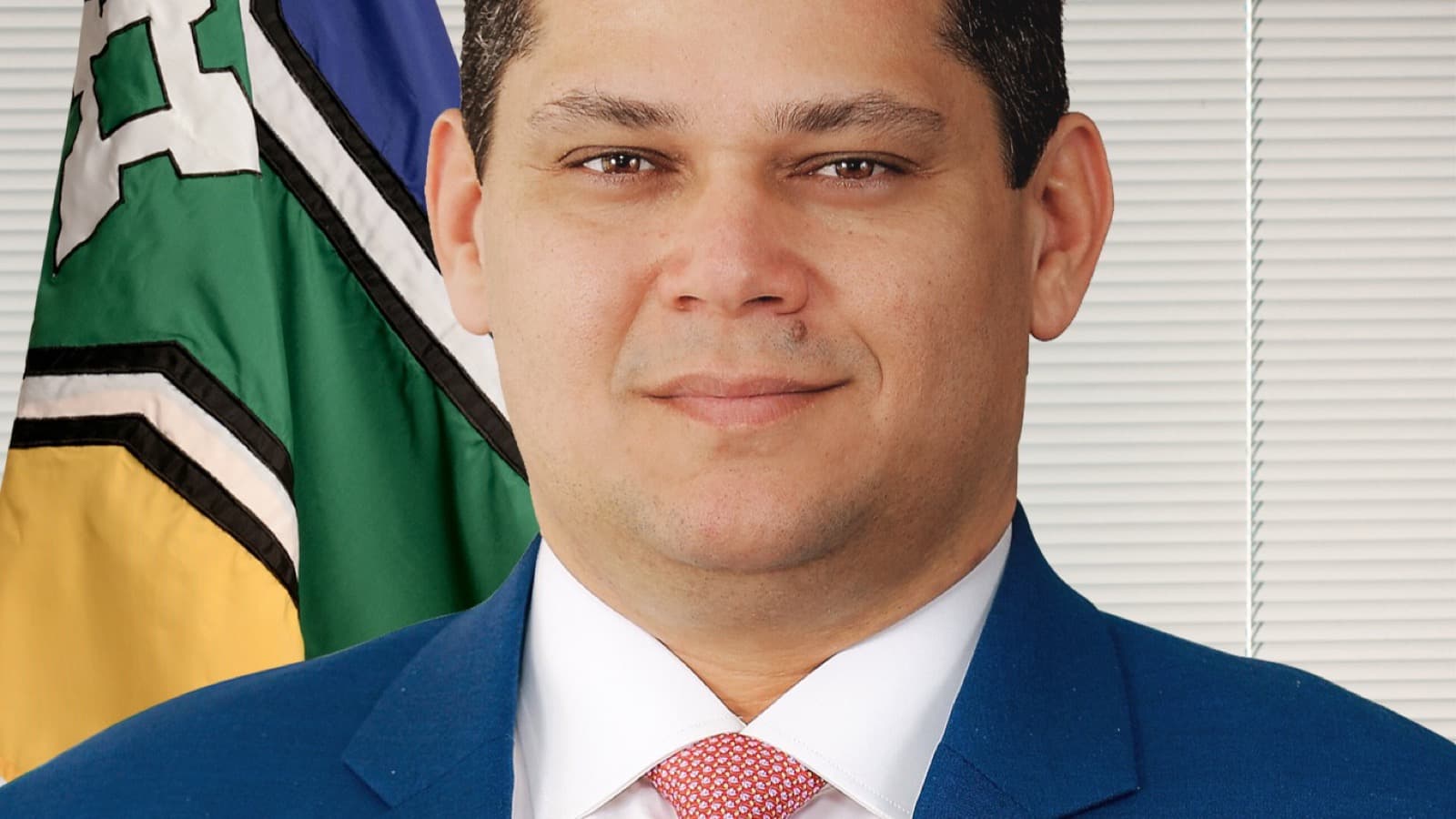 Davi Alcolumbre, presidente do Senado, em foto oficial de arquivo, com a bandeira do Amapá ao fundo