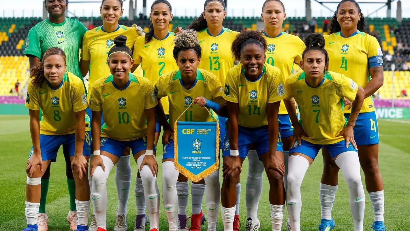 Seleção brasileira feminina sub-20 posa para foto antes de partida da Copa do Mundo na Polônia
