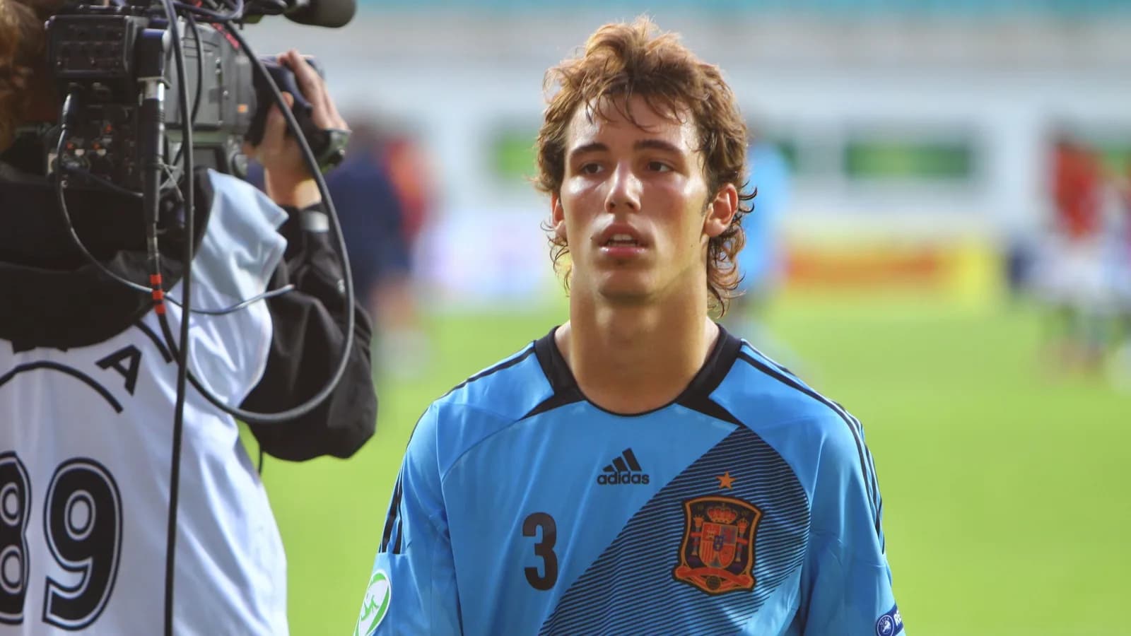 Alejandro Grimaldo, do Atlético de Madrid, em campo com o uniforme da seleção espanhola
